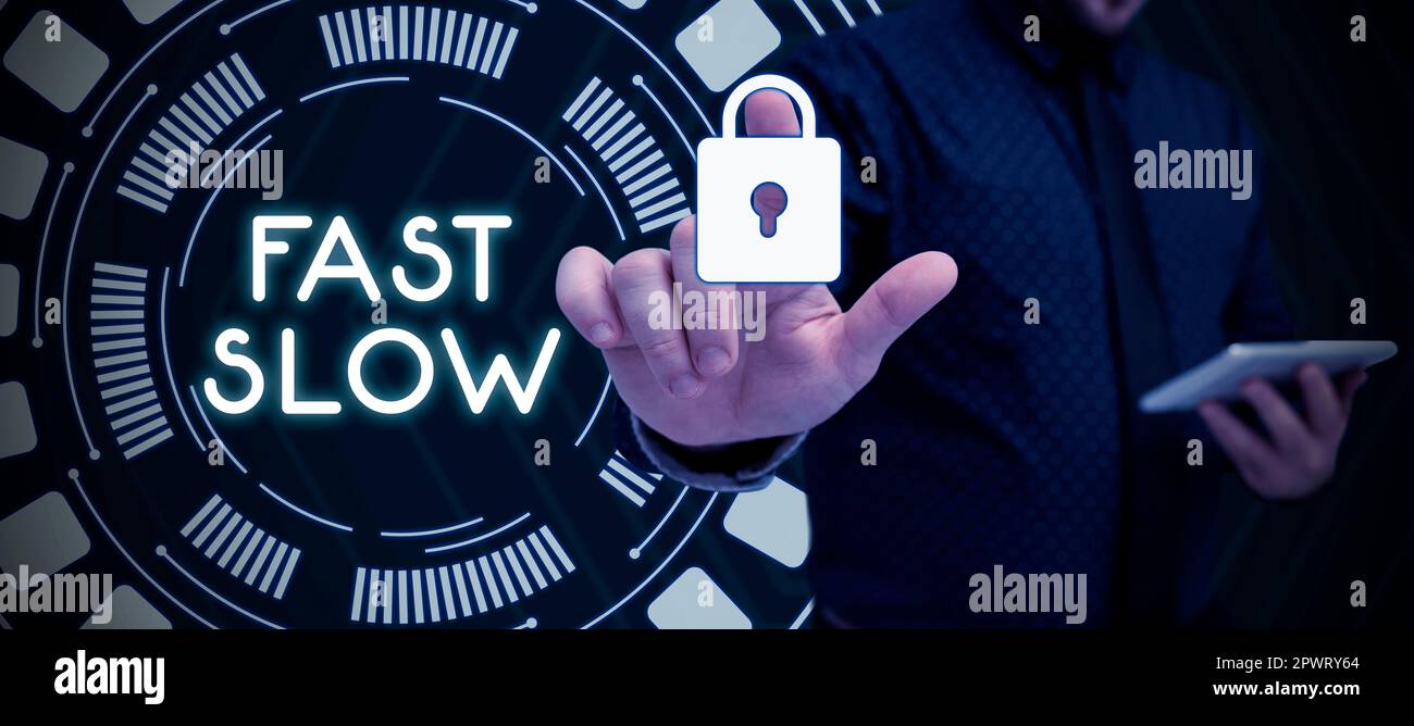 Scrittura visualizzazione del testo Fast Slow, Panoramica aziendale spostamento o avanzamento con una velocità maggiore o minore rispetto al solito Foto Stock
