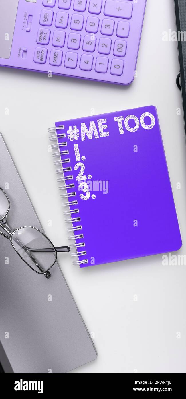 Didascalia concettuale anche io, parola di concetto di affari preceduta da un simbolo di tag hash sui siti web dei social media Foto Stock