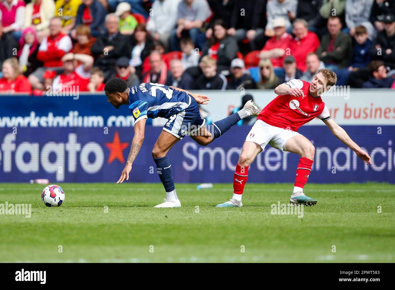 Chuba Akpom #29 di Middlesbrough e Jamie Lindsay #16 di Rotherham United durante la partita del campionato Sky Bet Rotherham United vs Middlesbrough allo stadio di New York, Rotherham, Regno Unito, 1st maggio 2023 (Foto di ben Early/News Images) Foto Stock