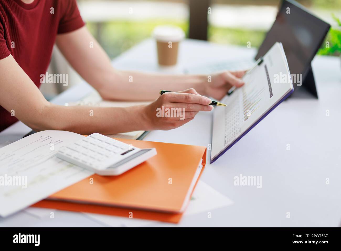 Concetto di business ufficio donna che lavora, Closeup businesswoman che controlla il suo piano di investimento con l'analisi di documenti e dati grafici di investimento aziendale Foto Stock