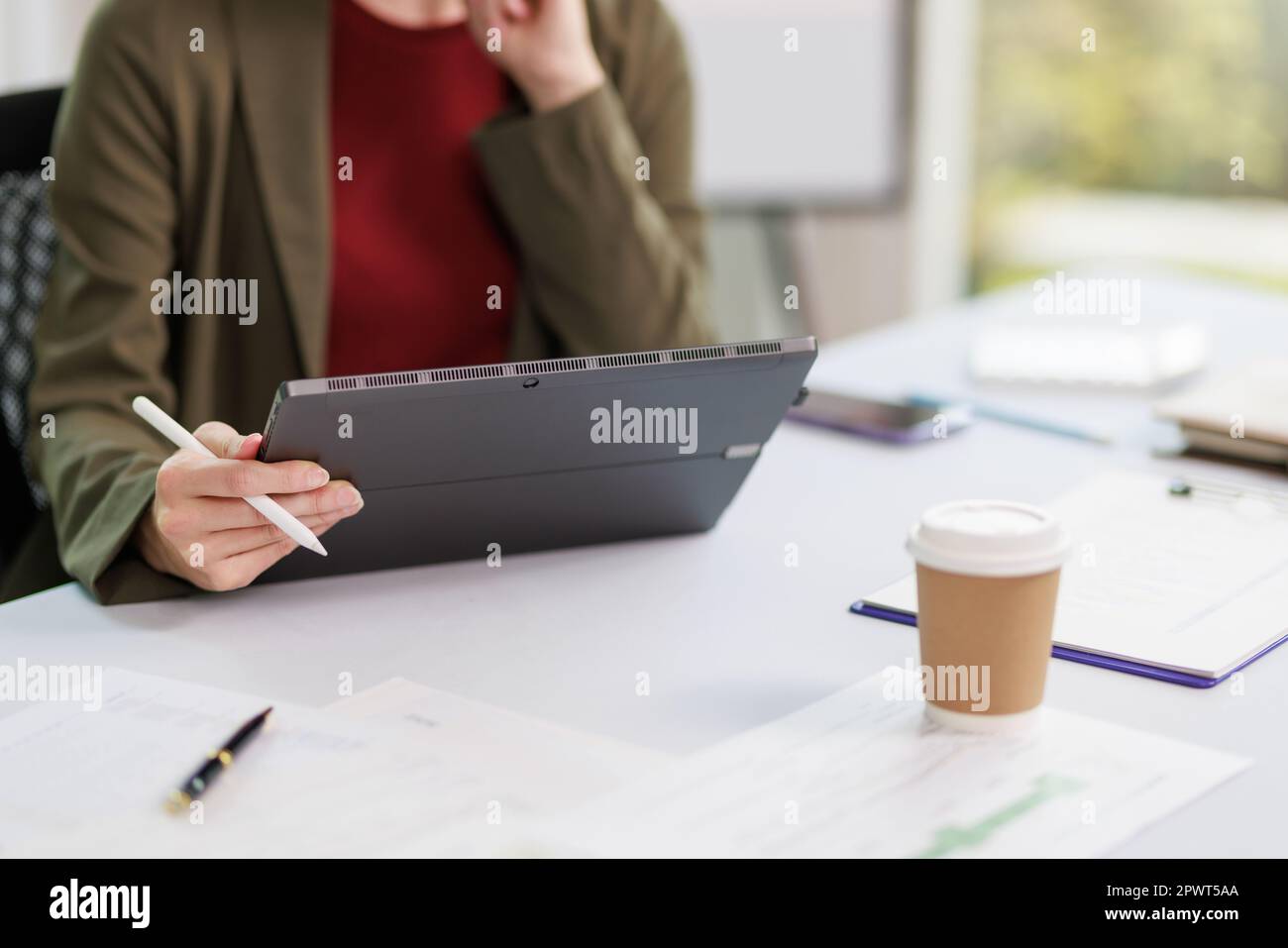 Concetto di business ufficio donna che lavora, Closeup businesswoman che controlla il suo piano di investimento con l'analisi di documenti e dati grafici di investimento aziendale Foto Stock