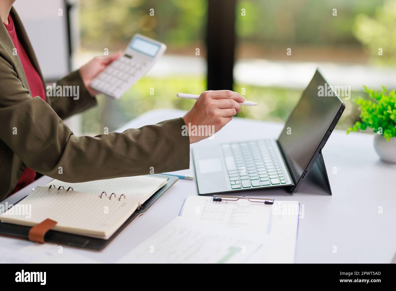 Concetto di business ufficio donna che lavora, Closeup businesswoman che controlla il suo piano di investimento con l'analisi di documenti e dati grafici di investimento aziendale Foto Stock