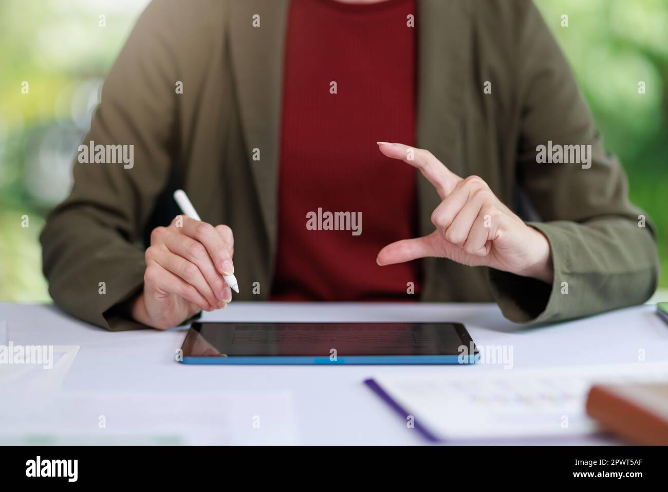 Concetto di business ufficio donna che lavora, Closeup businesswoman che controlla il suo piano di investimento con l'analisi di documenti e dati grafici di investimento aziendale Foto Stock