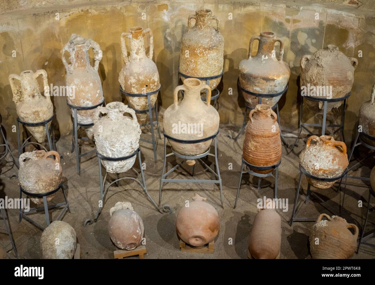 Varie anfora risalente al 5th ° secolo a.C. fino al periodo medievale in mostra al Museo laterale nella provincia di Antalya, Turchia (Turkiye). Mentre alcuni o Foto Stock