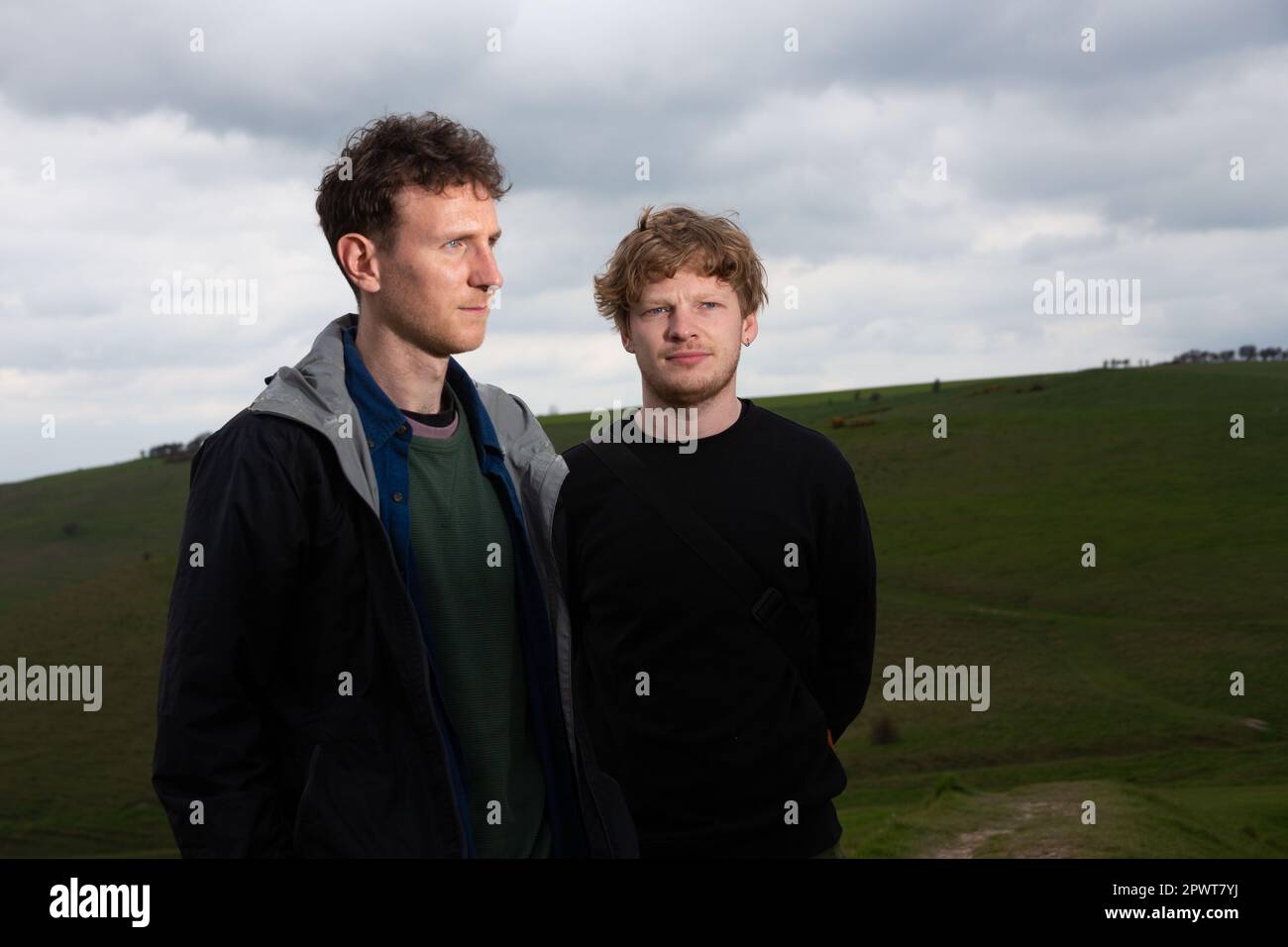 Ollie Judge e Anton Pearson della band Squid. Fotografato alla tomba di Adam, Milk Hill, Wiltshire. Foto Stock