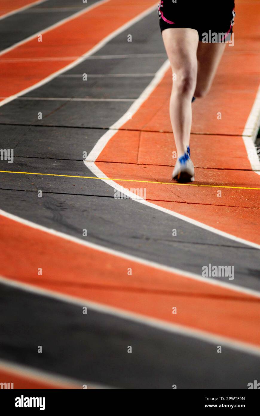 Single Runner che corre una gara su un tracciato per la competizione sportiva e la vittoria Foto Stock