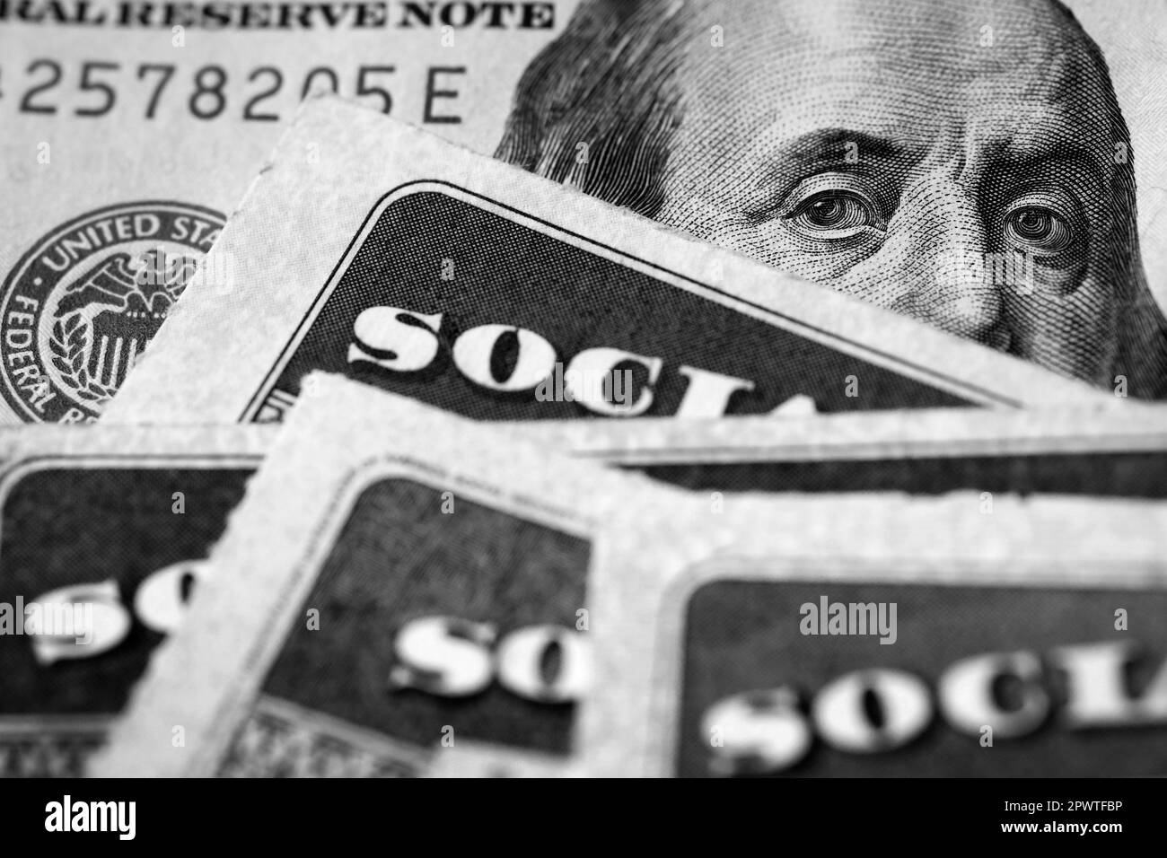 Parecchie carte di sicurezza sociale su un sistema degli Stati Uniti cento dollari della fattura $100 di indennità per la gente anziana pensile Foto Stock