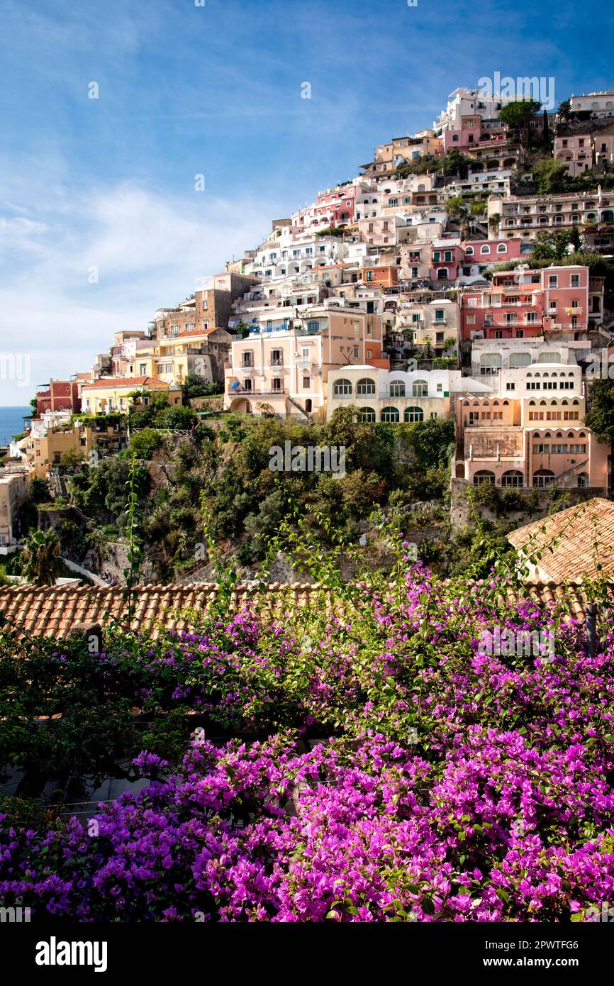 Positano è costruito nella roccia della Costiera Amalfitana in Campania, Italia. Foto Stock