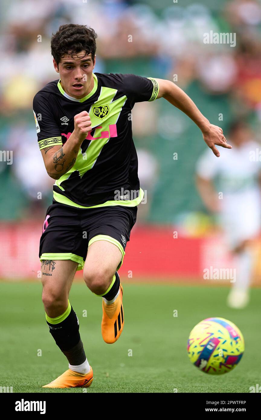 ELCHE, SPAGNA - APRILE 29: Sergio Camello di Rayo Vallecano corre con la palla durante la partita di LaLiga Santander tra Elche CF e Rayo Vallecano Foto Stock