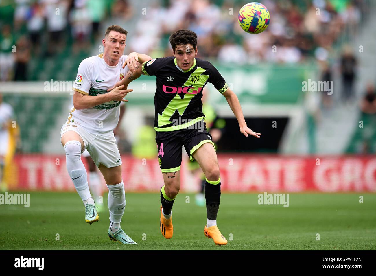 ELCHE, SPAGNA - APRILE 29: Carlos Clerc di Elche CF compete per la palla con Sergio Camello di Rayo Vallecano durante la partita di LaLiga Santander Foto Stock