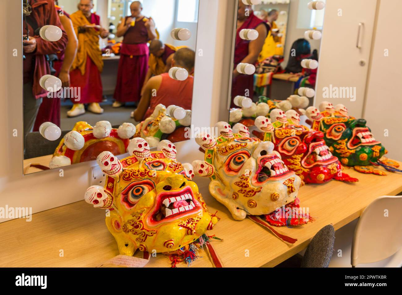 Maschere del cranio con riflessioni dei monaci di Tashi Lhunpo al faro, Poole, Dorset, Regno Unito in aprile - profondità di campo poco profonda Foto Stock