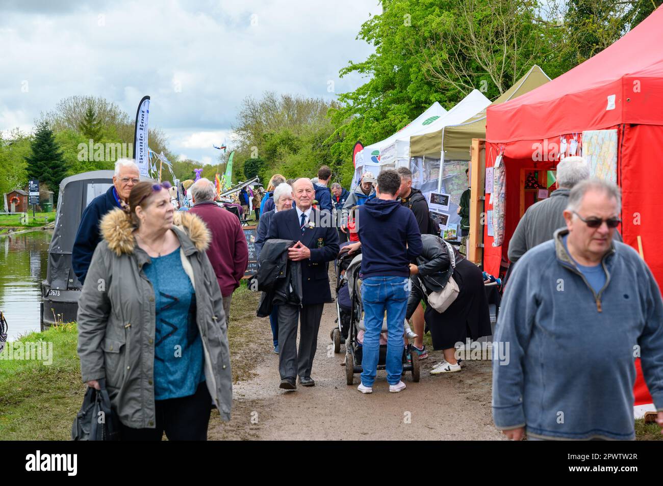 Commercianti di barche che vendono regali e altri oggetti da navi a remi che partecipano al Norbury Canal Festival sul Shropshire Union Canal nello Staffordshire. Foto Stock