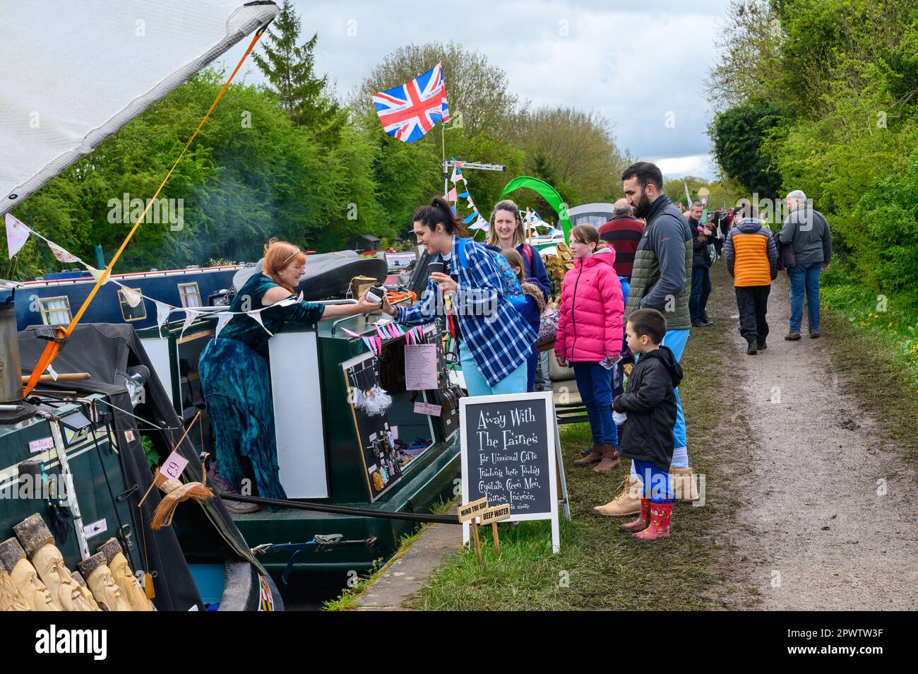 Commercianti di barche che vendono regali e altri oggetti da navi a remi che partecipano al Norbury Canal Festival sul Shropshire Union Canal nello Staffordshire. Foto Stock