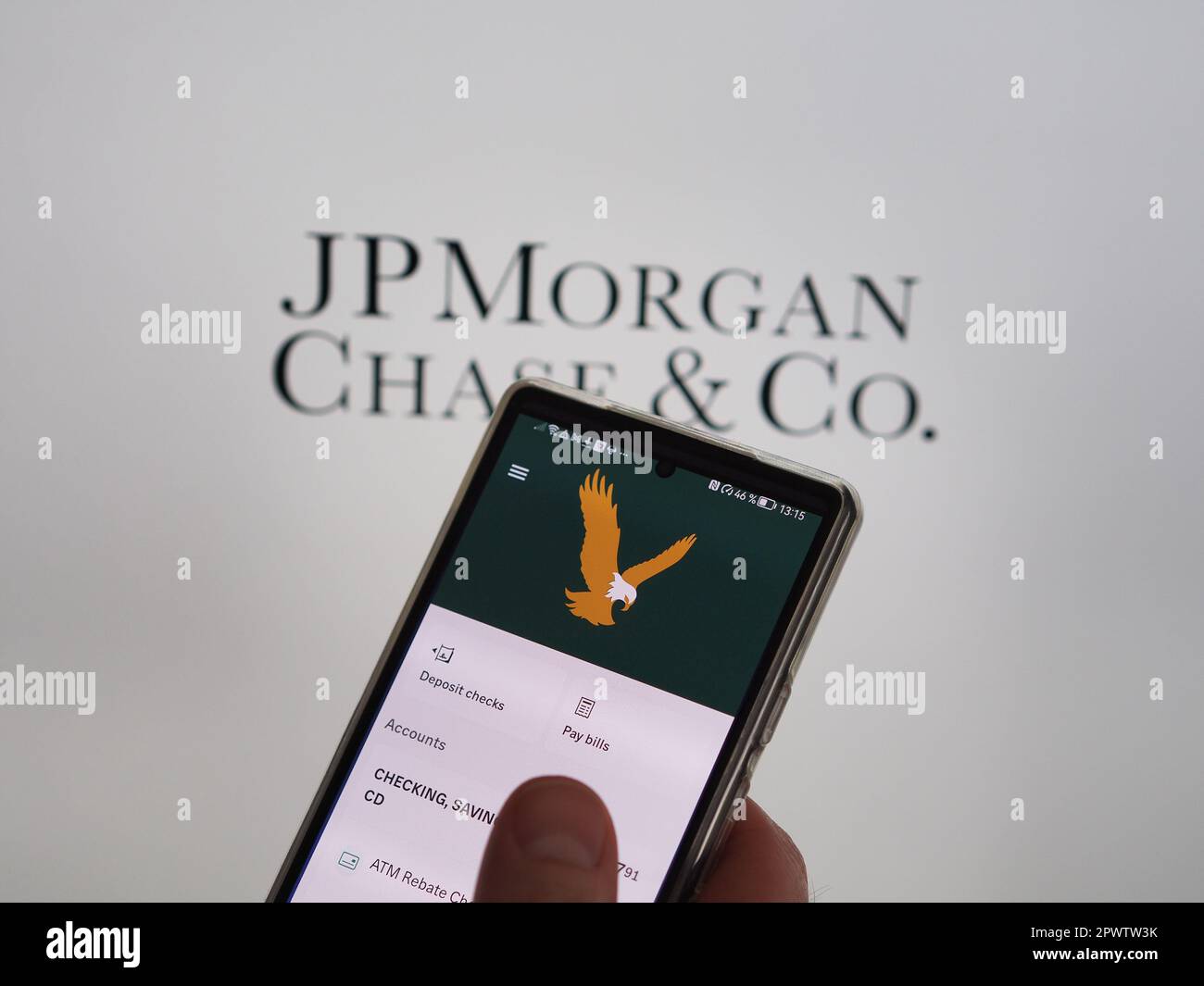 Maggio 1st 2023. Il logo della First Republic Bank su uno schermo del telefono sul primo piano ; sullo sfondo il logo JP Morgan Chase su una parete dello schermo. Foto Stock