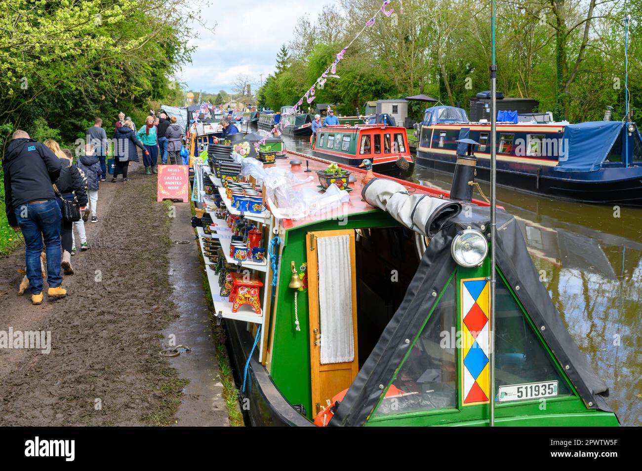 Commercianti di barche che vendono regali e altri oggetti da navi a remi che partecipano al Norbury Canal Festival sul Shropshire Union Canal nello Staffordshire. Foto Stock