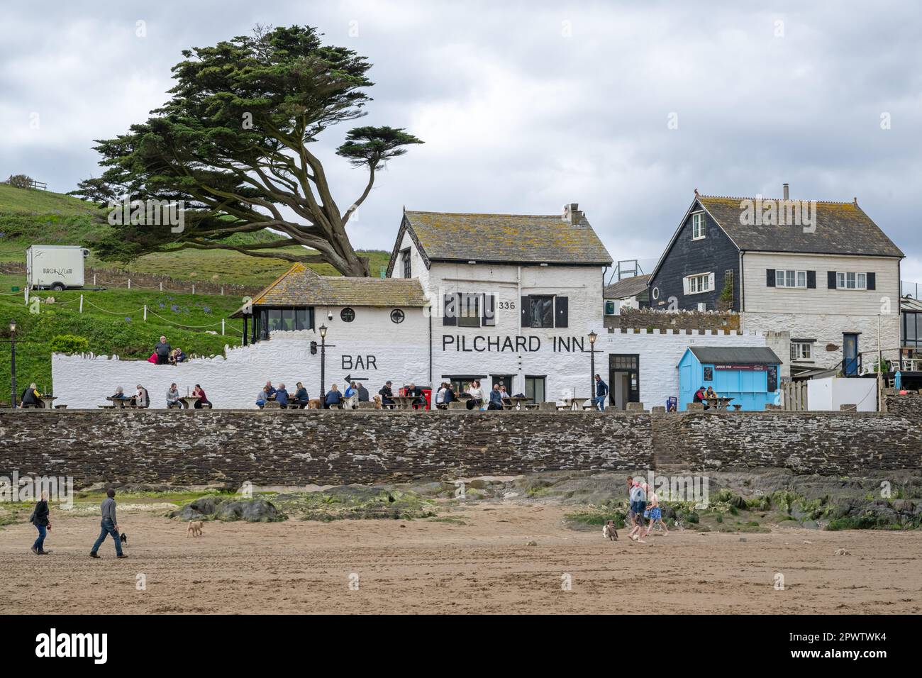 Il Pilchard Inn Pub su Burgh Island, Bigbury on Sea, South Devon UK. Il pub è tagliato fuori dal mare in alta marea. Foto Stock