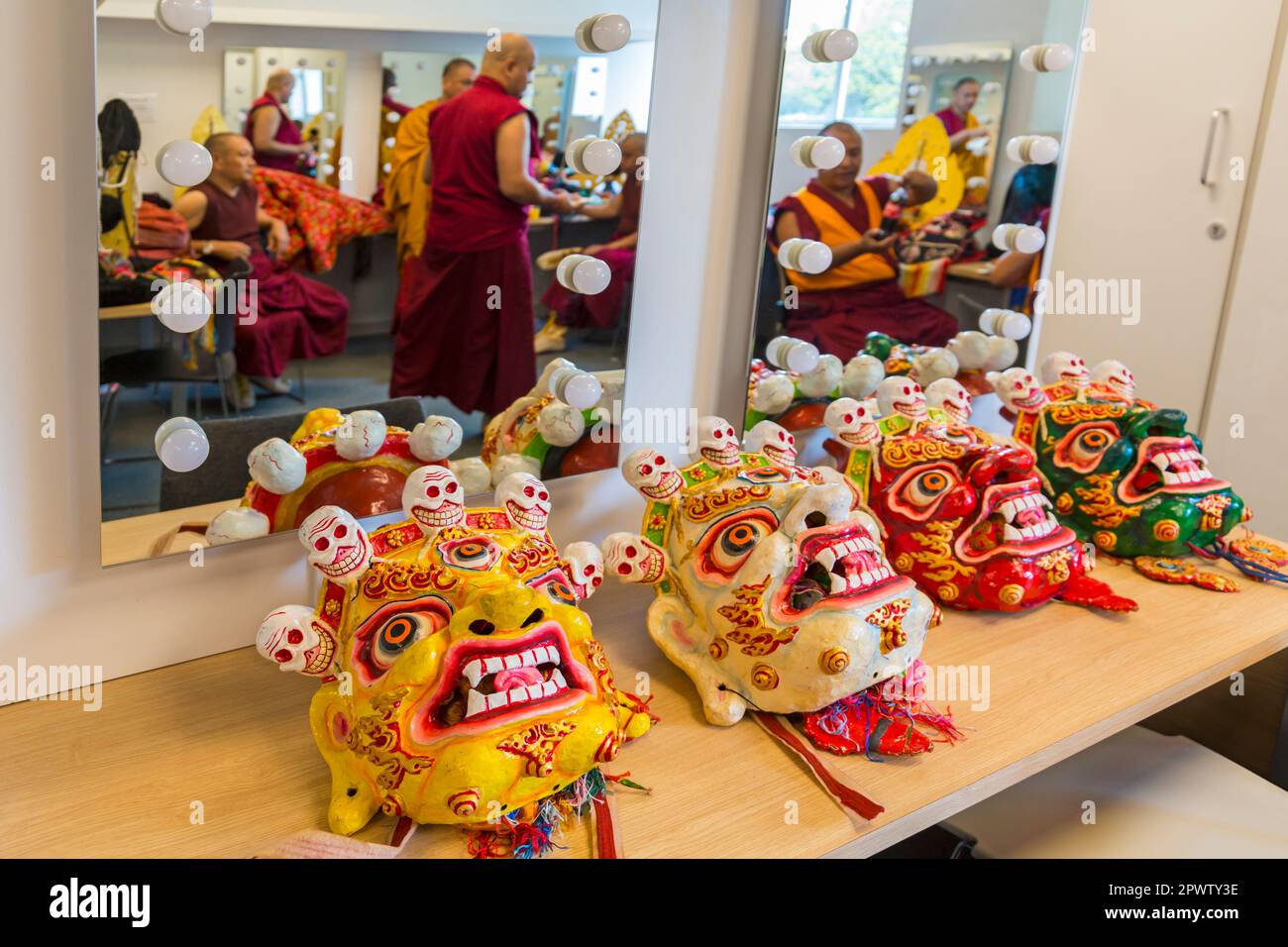 Maschere del cranio con riflessioni dei monaci di Tashi Lhunpo al faro, Poole, Dorset, Regno Unito in aprile - profondità di campo poco profonda Foto Stock