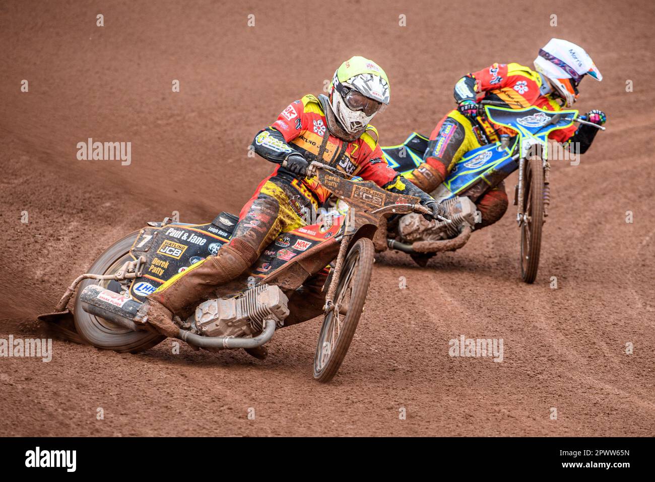 DaN Thompson (giallo) guida Nick Morris (bianco) durante la partita della SGB Premiership tra Belle Vue Aces e Leicester Lions al National Speedway Stadium di Manchester, lunedì 1st maggio 2023. (Foto: Ian Charles | NOTIZIE MI) Credit: NOTIZIE MI & Sport /Alamy Live News Foto Stock