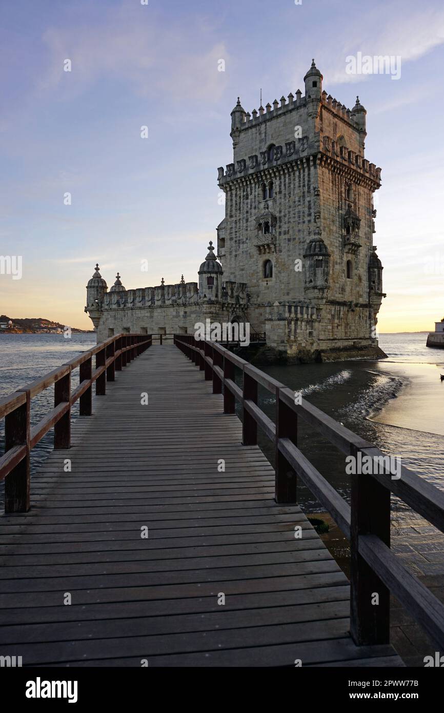 La Torre de Belém, una storica torre di difesa costruita in stile manuelino su una roccia e sorge sulle rive del Tago nel Belem, Lisbona, Portogallo Foto Stock