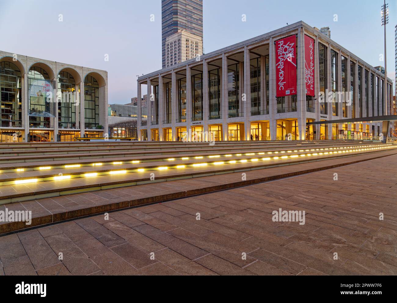 Lincoln Center all'alba: David Geffen Hall, su Josie Robertson Plaza, con il Metropolitan Opera House a sinistra (2017). Foto Stock