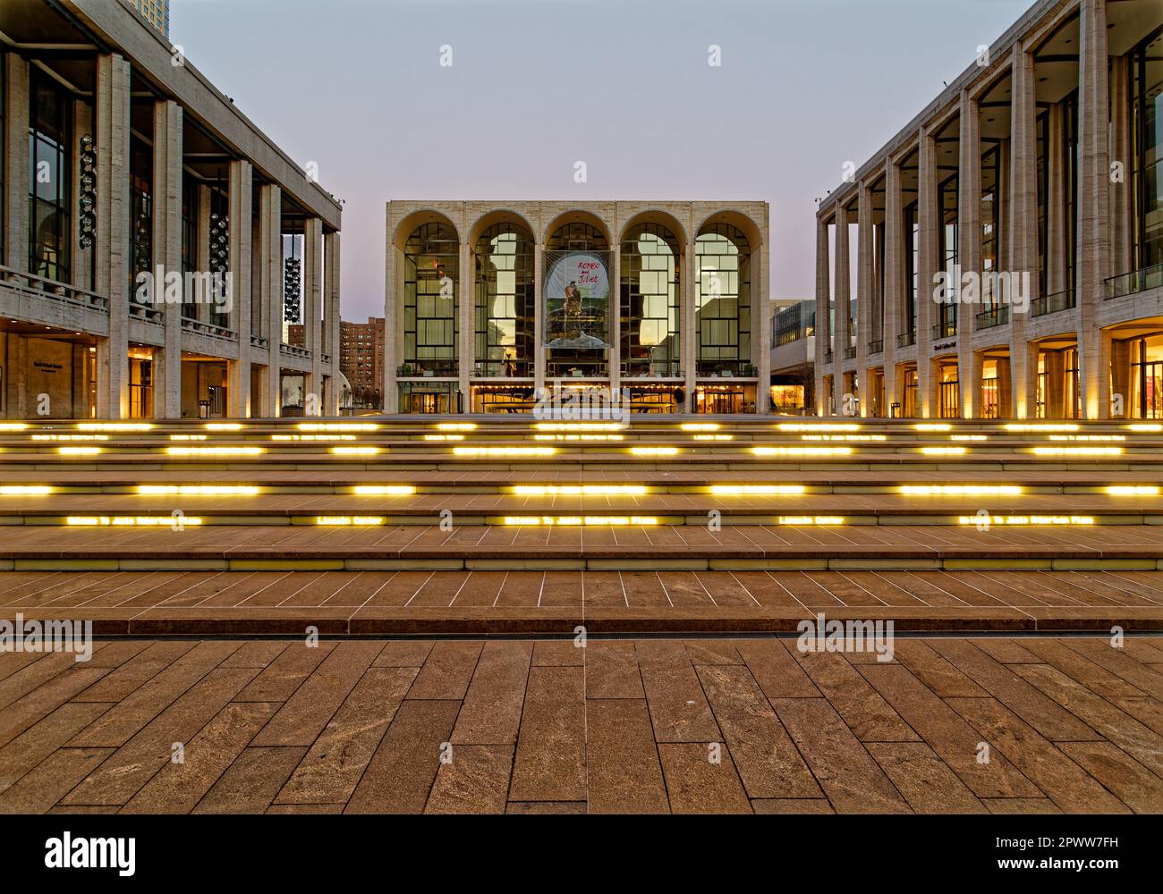 Lincoln Center all'alba: Vista del David H. Koch Theater, del Metropolitan Opera House e della David Geffen Hall, intorno a Josie Roberson Plaza (2017). Foto Stock