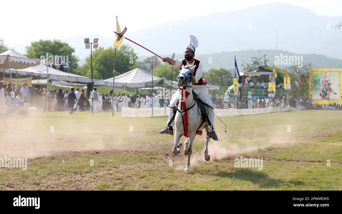 Islamabad, capitale, Pakistan. 30th Apr, 2023. Un cavaliere partecipa al gioco Tent Pegging a Islamabad. Il concorso Tent Pegging è stato organizzato per segnare l'arrivo della stagione primaverile in Pakistan. (Credit Image: © Raja Imran Bahader/Pacific Press via ZUMA Press Wire) SOLO PER USO EDITORIALE! Non per USO commerciale! Foto Stock