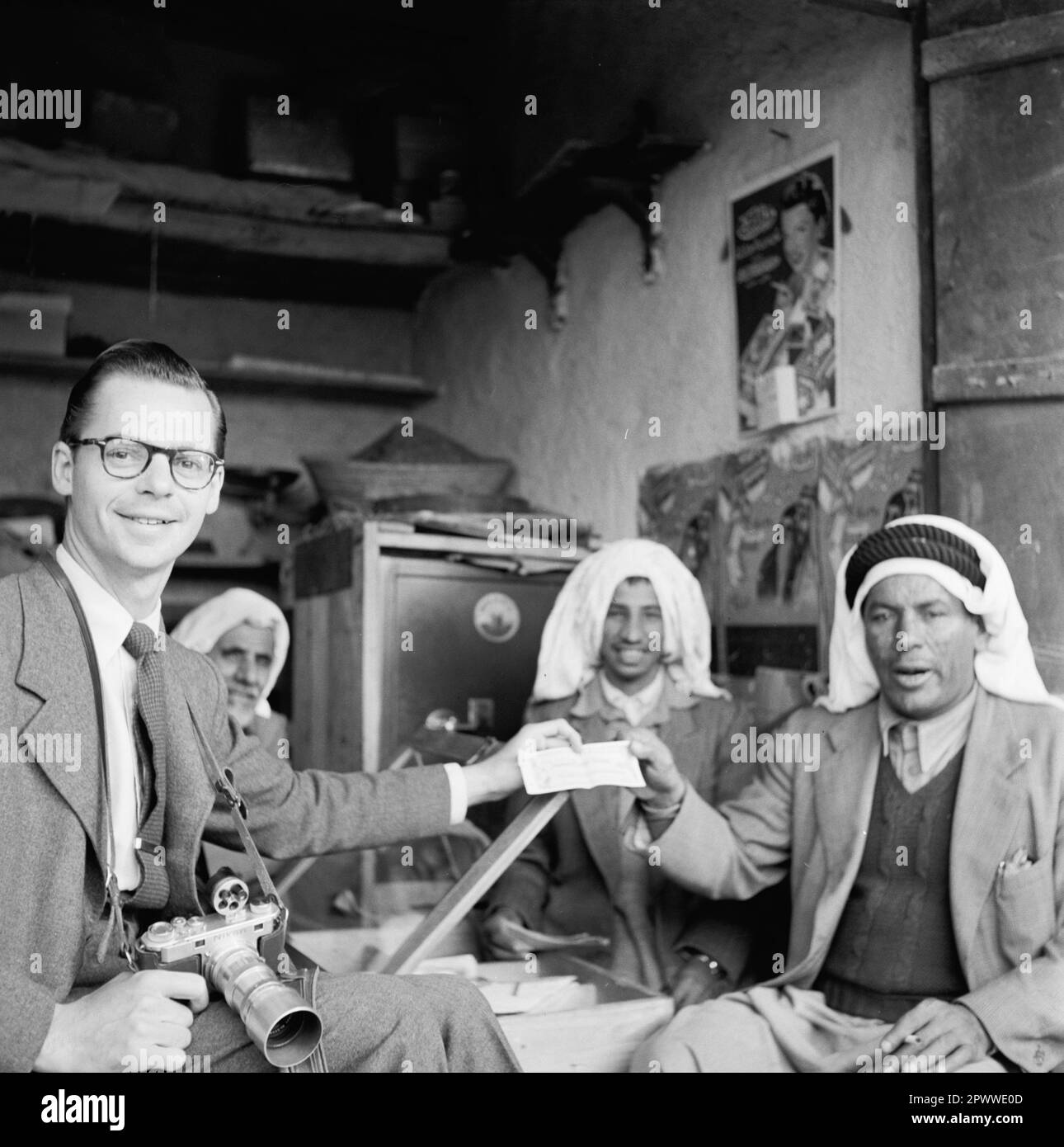 Fotografo Phillip Harrington in un mercato all'aperto a Riyadh, Arabia Saudita, 1952 Foto Stock