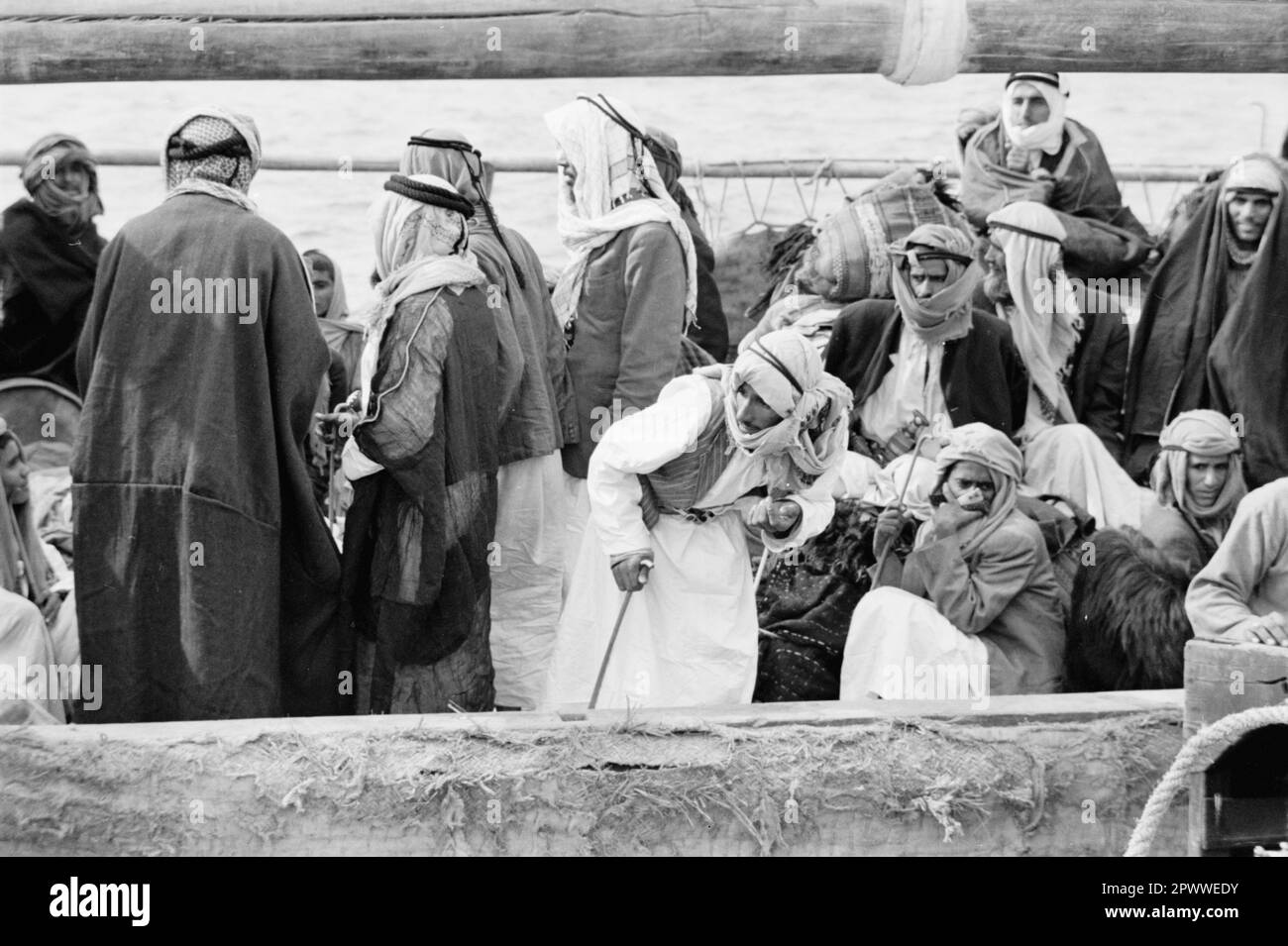 Uomini su un battello fluviale a Riyadh, Arabia Saudita, 1952 Foto Stock