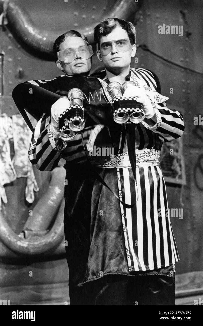 l-r: Nicolas D'Avirro (Zaphod Beeblebrox), John Terence (Zaphod Beeblebrox) nella GUIDA HITCHHIKER ALLA GALASSIA di Douglas Adams al Rainbow Theatre, Finsbury Park, Londra 15/07/1980 scenografia: Richard Dunkley Scenic design: Mrell Davies: Barbara Tyitch illuminazione: Martin Richman regista: Ken Campbell Foto Stock