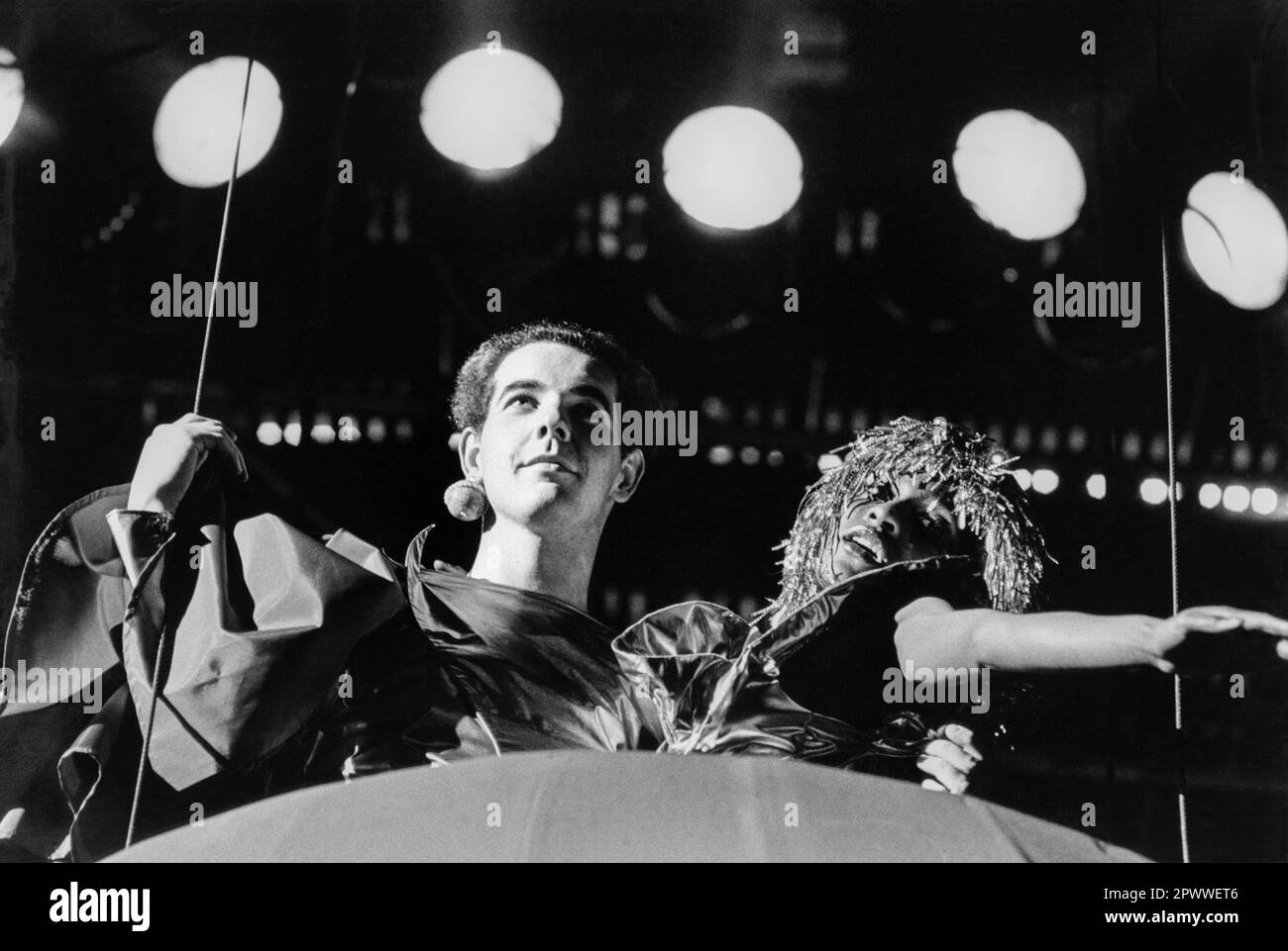 Roger Blake (The Book), Beverly Andrews (Benjy) in THE HITCHHIKER's GUIDE TO THE GALAXY di Douglas Adams al Rainbow Theatre, Finsbury Park, Londra 15/07/1980 scenografia: Richard Dunkley scenografia: Mitch Davies Costumi: Barbara Tyrell illuminazione: Martin Richman regista: Ken Campbell Foto Stock