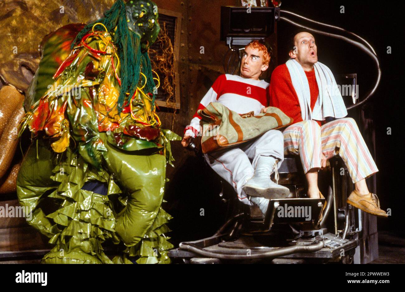 l-r: David Brett (Arthur Dent), Kim Durham (Ford Prefect) nella GUIDA HITCHHIKER ALLA GALASSIA di Douglas Adams al Rainbow Theatre, Finsbury Park, Londra 15/07/1980 scenografia: Richard Dunkley scenografia: Mitch Davies Costumi: Barbara Tyrell illuminazione: Martin Richman regista: Ken Campbell Foto Stock