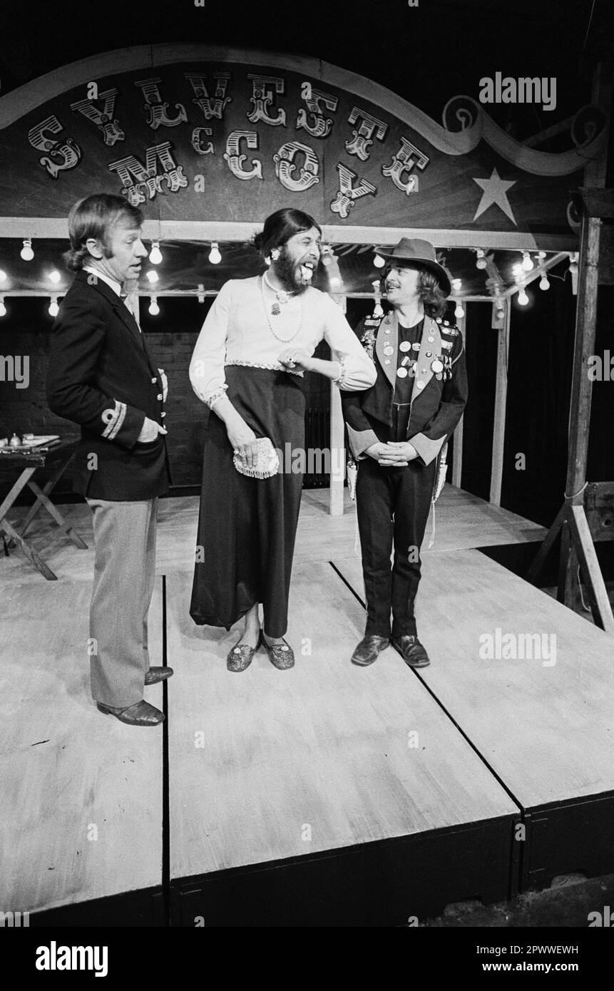 l-r: Terence Frisby, Marcel Steiner, Sylveste McCoy di NUOVO in SYLVESTE - ANCORA UN'ALTRA SERATA CON SYLVESTE McCoy (BOMBA UMANA) all'Open Space Theatre di Londra W1 03/1972 scritto e diretto da Ken Campbell design: Jenni Holland lighting: Steve Matthews Foto Stock