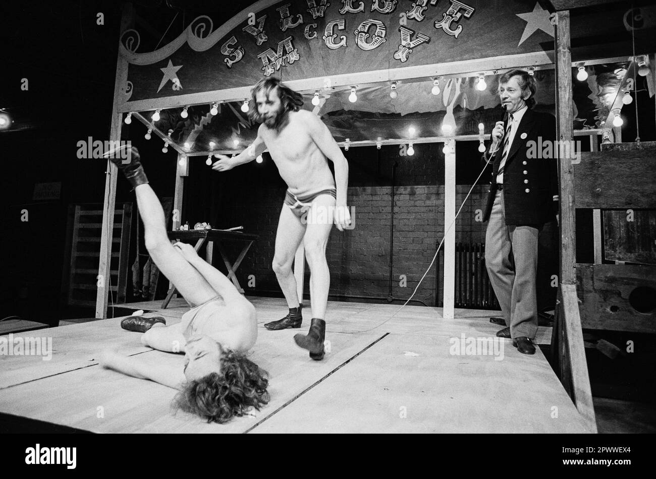 l-r: Sylveste McCoy, Marcel Steiner, Terence Frisby a SYLVESTE DI NUOVO - ANCORA UN'ALTRA SERATA CON SYLVESTE McCoy (BOMBA UMANA) all'Open Space Theatre di Londra W1 03/1972 scritto e diretto da Ken Campbell design: Jenni Holland lighting: Steve Matthews Foto Stock
