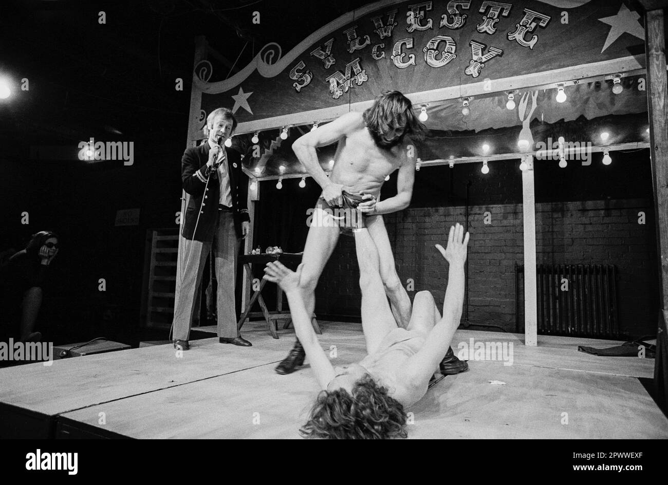 l-r: Terence Frisby, Marcel Steiner, Sylveste McCoy di NUOVO in SYLVESTE - ANCORA UN'ALTRA SERATA CON SYLVESTE McCoy (BOMBA UMANA) all'Open Space Theatre di Londra W1 03/1972 scritto e diretto da Ken Campbell design: Jenni Holland lighting: Steve Matthews Foto Stock