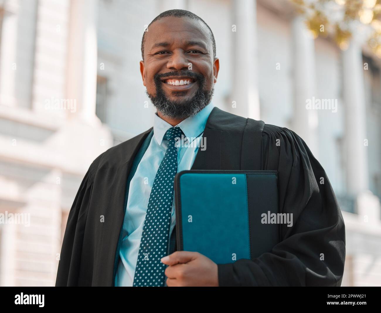 Theres una strada lunga al successo. un avvocato maschio maturo che si prepara per la corte in città Foto Stock