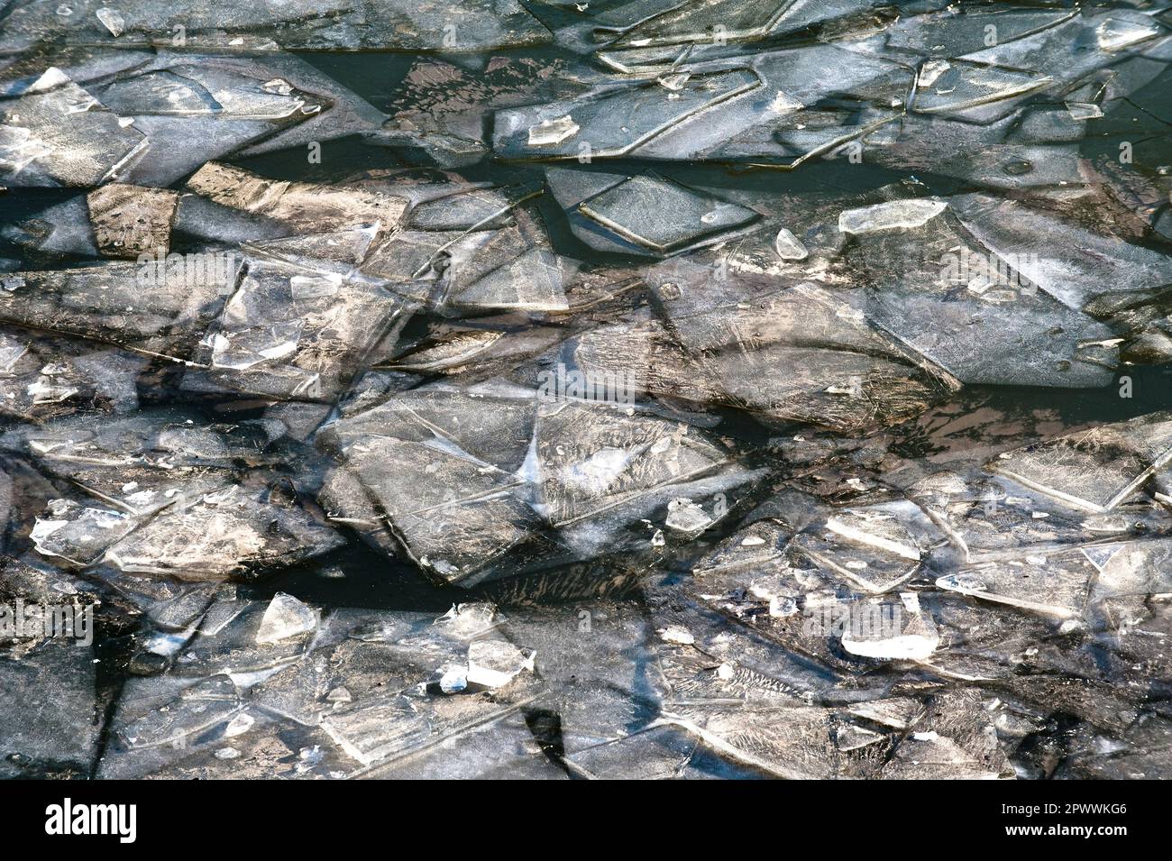 Ponte pezzi di ghiaccio reeezing galleggia sull'acqua Foto Stock