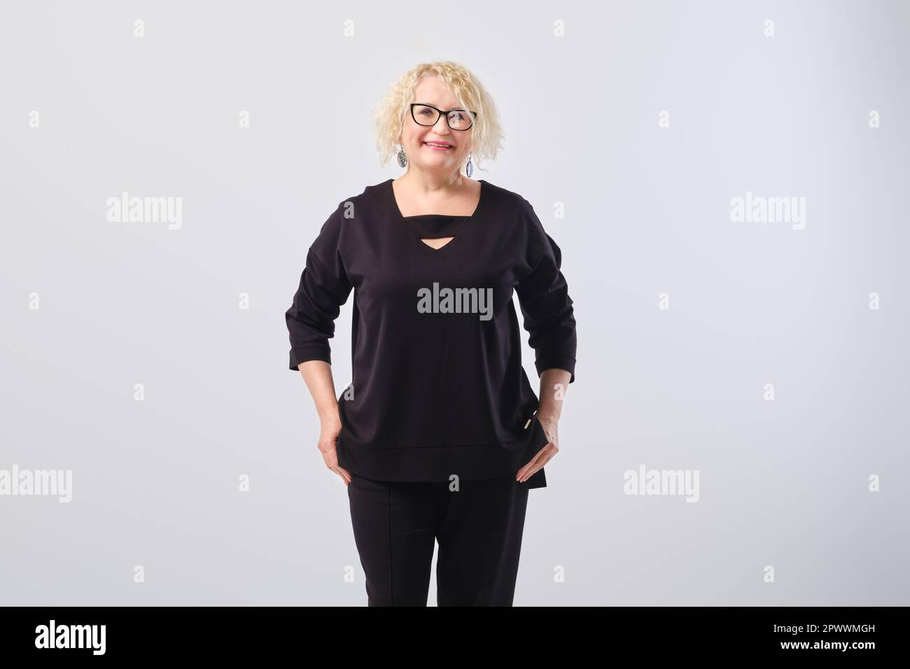 Ritratto di donna sorridente di mezza età con capelli corti ricci Foto Stock
