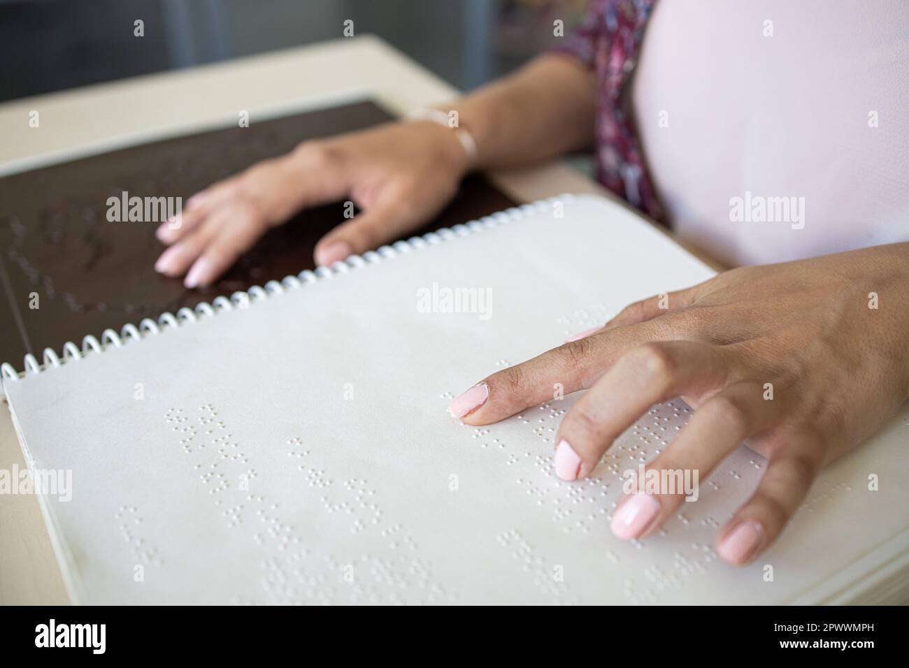 Persone con disturbi della vista utilizzando mappe tattili, modelli 3D di centri cittadini, luoghi di interesse, strade Foto Stock