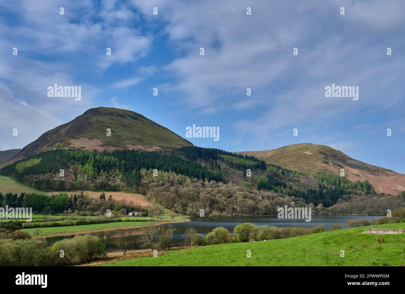 Carling Knott e Burnbank caddero sopra Loweswater, Lake District, Cumbria Foto Stock