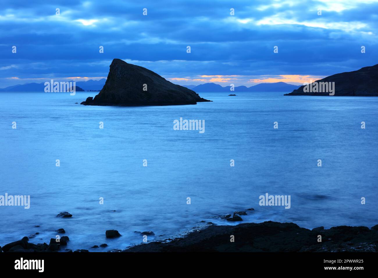 Blue Hour a Tulm Bay in una serata tranquilla. Isola di Skye, Scozia, Regno Unito Foto Stock