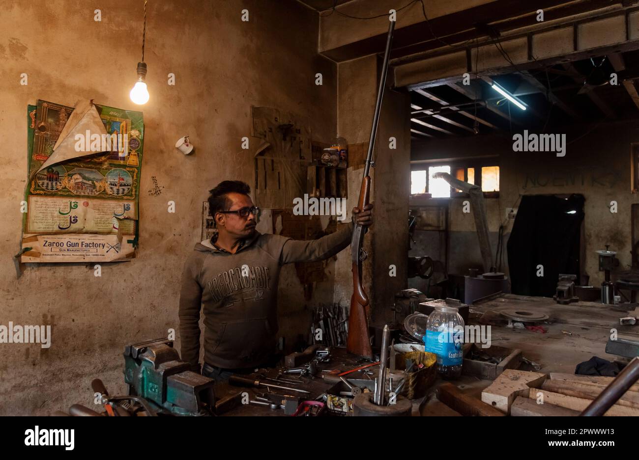 Srinagar, India. 01st maggio, 2023. Un Labourer tiene un fucile completo all'interno di una fabbrica di armi a Srinagar. Per decenni, i fucili sono stati un artigianato tradizionale in Kashmir, ma la Zaroo Gun Factory è uno dei due laboratori a conduzione familiare a Srinagar. L'industria è stata colpita dalla violenza nella regione e dal crollo delle licenze di armi, ma gli Zaroos stanno cercando di mantenere viva l'attività. (Foto di Idrees Abbas/SOPA Images/Sipa USA) Credit: Sipa USA/Alamy Live News Foto Stock