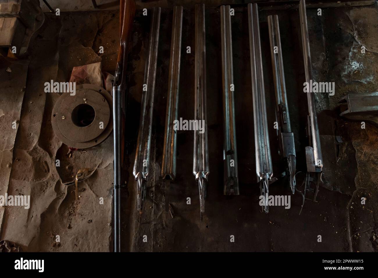 Srinagar, India. 01st maggio, 2023. Canne di fucile sono visti su un tavolo all'interno di una fabbrica di armi a Srinagar. Per decenni, i fucili sono stati un artigianato tradizionale in Kashmir, ma la Zaroo Gun Factory è uno dei due laboratori a conduzione familiare a Srinagar. L'industria è stata colpita dalla violenza nella regione e dal crollo delle licenze di armi, ma gli Zaroos stanno cercando di mantenere viva l'attività. (Foto di Idrees Abbas/SOPA Images/Sipa USA) Credit: Sipa USA/Alamy Live News Foto Stock