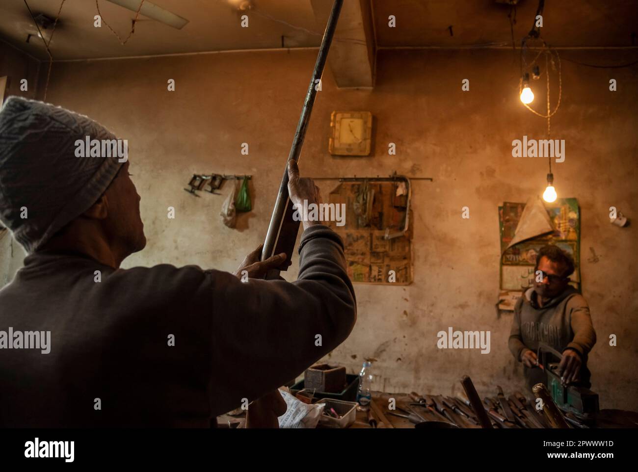 Srinagar, India. 01st maggio, 2023. Un Labourer controlla il fucile completo all'interno di una fabbrica di armi a Srinagar. Per decenni, i fucili sono stati un artigianato tradizionale in Kashmir, ma la Zaroo Gun Factory è uno dei due laboratori a conduzione familiare a Srinagar. L'industria è stata colpita dalla violenza nella regione e dal crollo delle licenze di armi, ma gli Zaroos stanno cercando di mantenere viva l'attività. (Foto di Idrees Abbas/SOPA Images/Sipa USA) Credit: Sipa USA/Alamy Live News Foto Stock