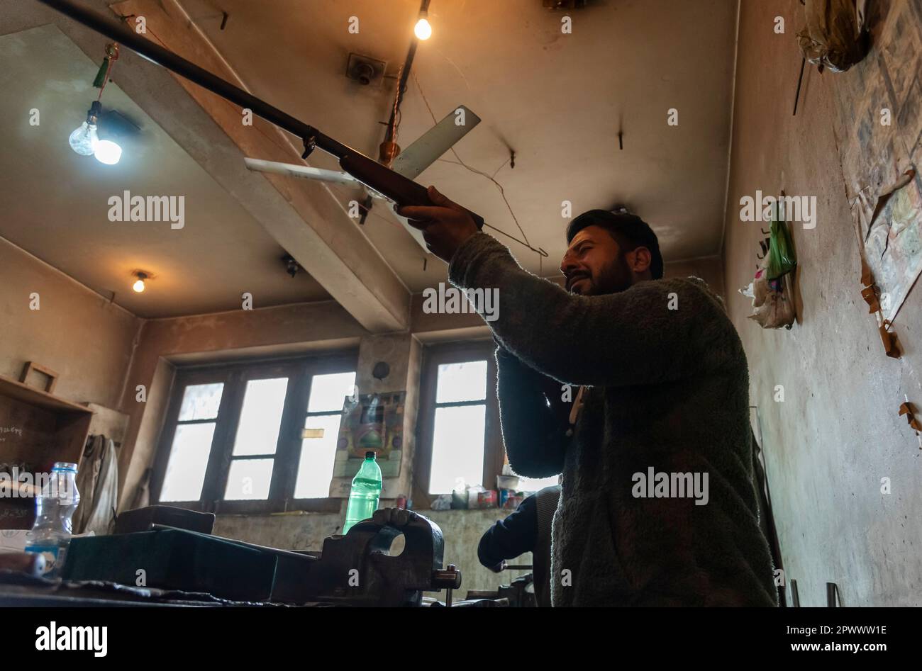 Srinagar, India. 01st maggio, 2023. Un Labourer controlla il fucile completo all'interno di una fabbrica di armi a Srinagar. Per decenni, i fucili sono stati un artigianato tradizionale in Kashmir, ma la Zaroo Gun Factory è uno dei due laboratori a conduzione familiare a Srinagar. L'industria è stata colpita dalla violenza nella regione e dal crollo delle licenze di armi, ma gli Zaroos stanno cercando di mantenere viva l'attività. (Foto di Idrees Abbas/SOPA Images/Sipa USA) Credit: Sipa USA/Alamy Live News Foto Stock