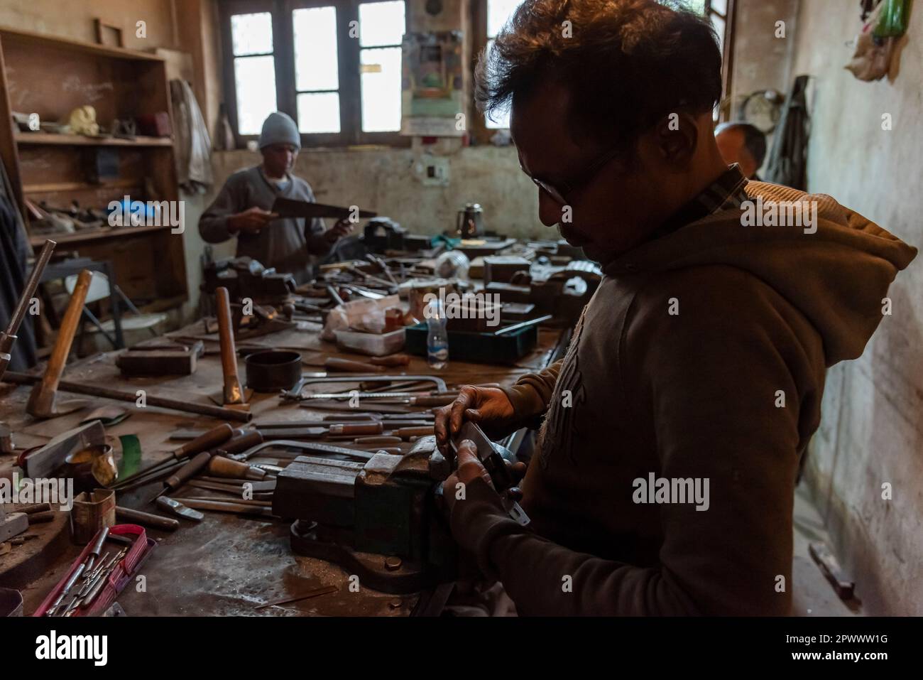 Srinagar, India. 01st maggio, 2023. I Labourers sono visti lavorare all'interno di una fabbrica di Gun a Srinagar. Per decenni, i fucili sono stati un artigianato tradizionale in Kashmir, ma la Zaroo Gun Factory è uno dei due laboratori a conduzione familiare a Srinagar. L'industria è stata colpita dalla violenza nella regione e dal crollo delle licenze di armi, ma gli Zaroos stanno cercando di mantenere viva l'attività. (Foto di Idrees Abbas/SOPA Images/Sipa USA) Credit: Sipa USA/Alamy Live News Foto Stock