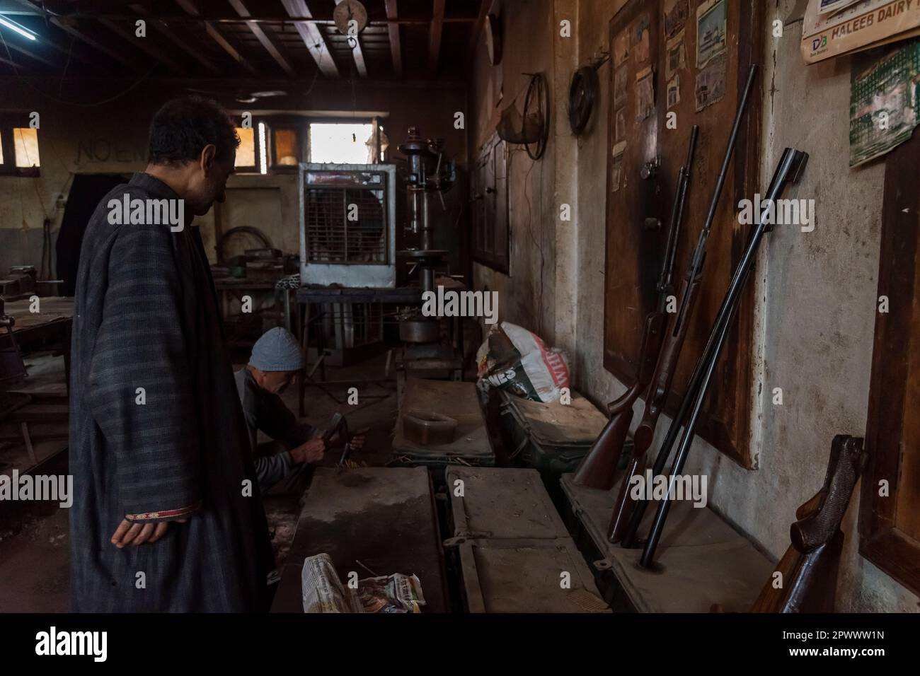 Srinagar, India. 01st maggio, 2023. I Labourers sono visti lavorare all'interno di una fabbrica di Gun a Srinagar. Per decenni, i fucili sono stati un artigianato tradizionale in Kashmir, ma la Zaroo Gun Factory è uno dei due laboratori a conduzione familiare a Srinagar. L'industria è stata colpita dalla violenza nella regione e dal crollo delle licenze di armi, ma gli Zaroos stanno cercando di mantenere viva l'attività. (Foto di Idrees Abbas/SOPA Images/Sipa USA) Credit: Sipa USA/Alamy Live News Foto Stock