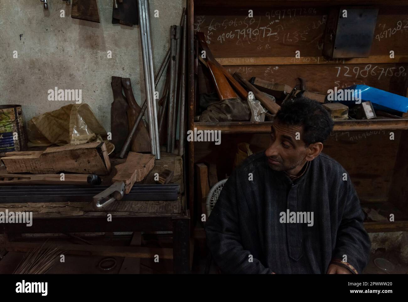 Srinagar, India. 01st maggio, 2023. Un Labourer riposa vicino a Gun barili e scorte all'interno di una fabbrica di Gun a Srinagar. Per decenni, i fucili sono stati un artigianato tradizionale in Kashmir, ma la Zaroo Gun Factory è uno dei due laboratori a conduzione familiare a Srinagar. L'industria è stata colpita dalla violenza nella regione e dal crollo delle licenze di armi, ma gli Zaroos stanno cercando di mantenere viva l'attività. (Foto di Idrees Abbas/SOPA Images/Sipa USA) Credit: Sipa USA/Alamy Live News Foto Stock