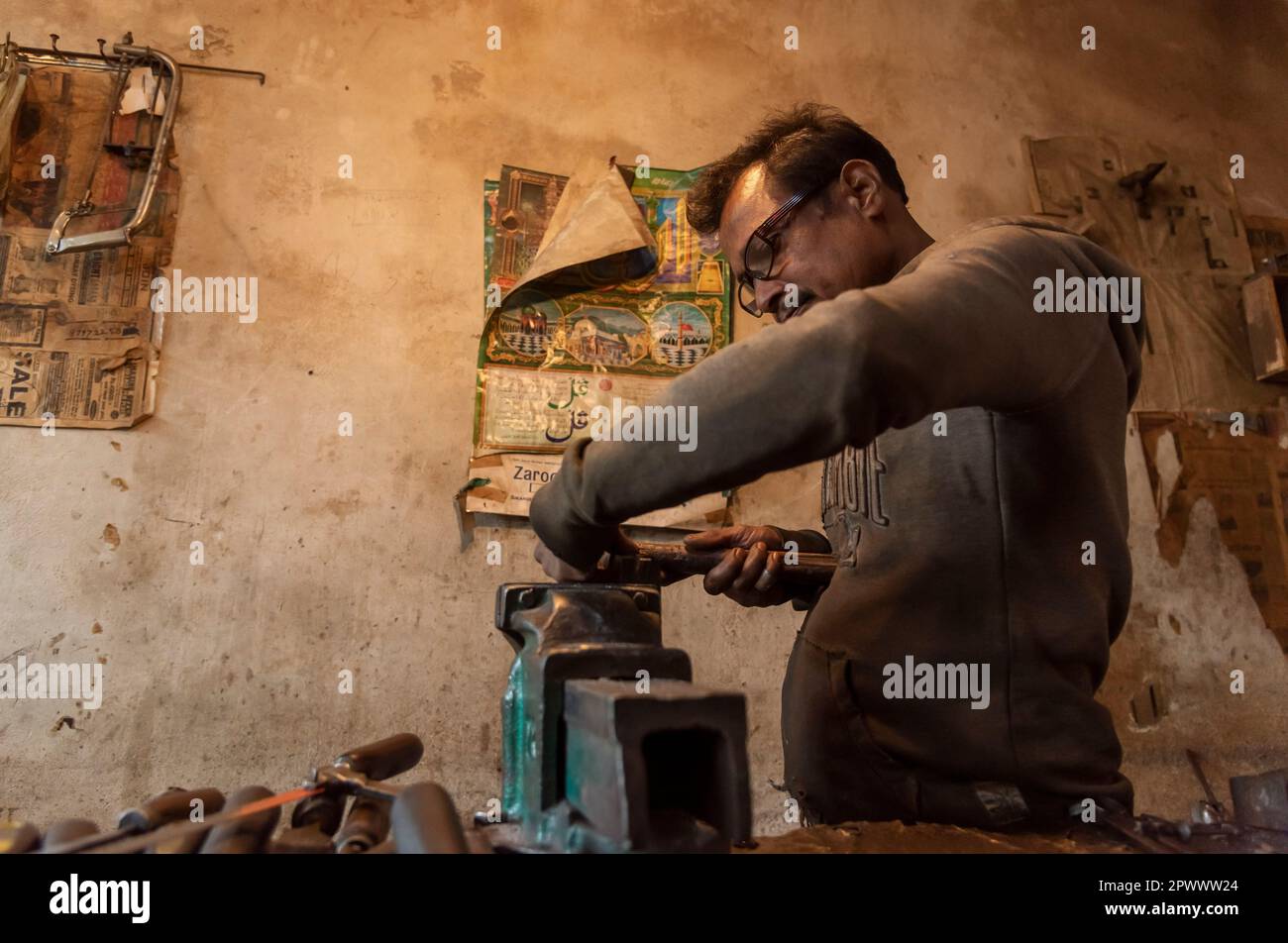 Srinagar, India. 01st maggio, 2023. Un Labourer gestisce una macchina all'interno di una fabbrica di Gun a Srinagar. Per decenni, i fucili sono stati un artigianato tradizionale in Kashmir, ma la Zaroo Gun Factory è uno dei due laboratori a conduzione familiare a Srinagar. L'industria è stata colpita dalla violenza nella regione e dal crollo delle licenze di armi, ma gli Zaroos stanno cercando di mantenere viva l'attività. (Foto di Idrees Abbas/SOPA Images/Sipa USA) Credit: Sipa USA/Alamy Live News Foto Stock