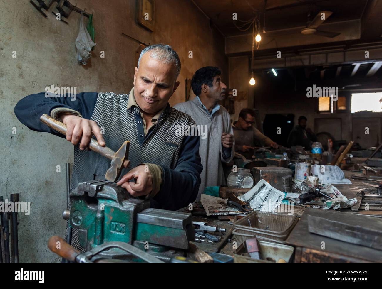 Srinagar, India. 01st maggio, 2023. Labourers visto lavorare all'interno di una fabbrica di armi a Srinagar. Per decenni, i fucili sono stati un artigianato tradizionale in Kashmir, ma la Zaroo Gun Factory è uno dei due laboratori a conduzione familiare a Srinagar. L'industria è stata colpita dalla violenza nella regione e dal crollo delle licenze di armi, ma gli Zaroos stanno cercando di mantenere viva l'attività. (Foto di Idrees Abbas/SOPA Images/Sipa USA) Credit: Sipa USA/Alamy Live News Foto Stock