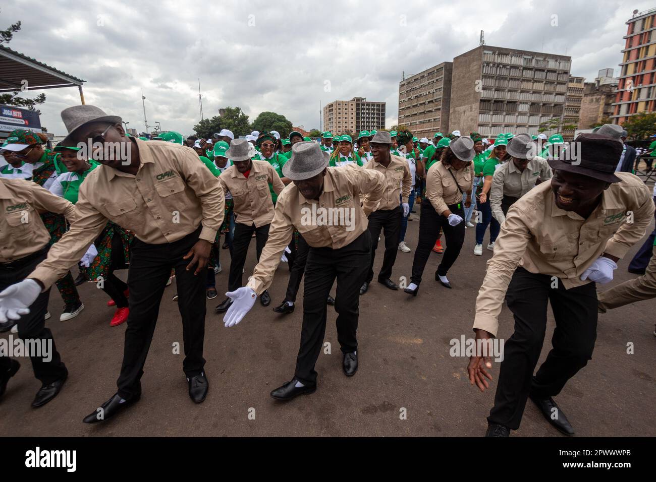 Lavoratori di una compagnia danza makwayela, una danza tradizionale dal sud del Mozambico, provenienti dal Sudafrica Foto Stock